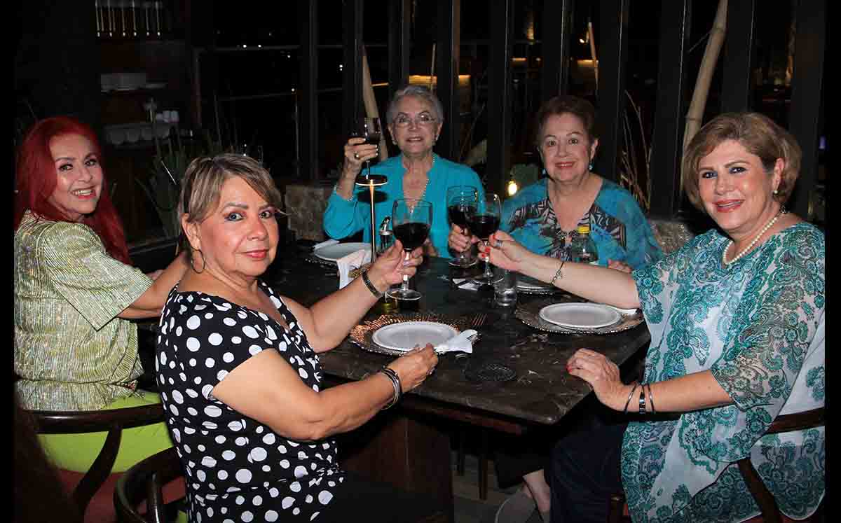 LOURDES PÉREZ, MARGARITA LEGARRETA, CARMELITA GOVELA, EVITA ARRIAGA Y LUPITA AGUILAR disfrutaron de deliciosa comida italiana