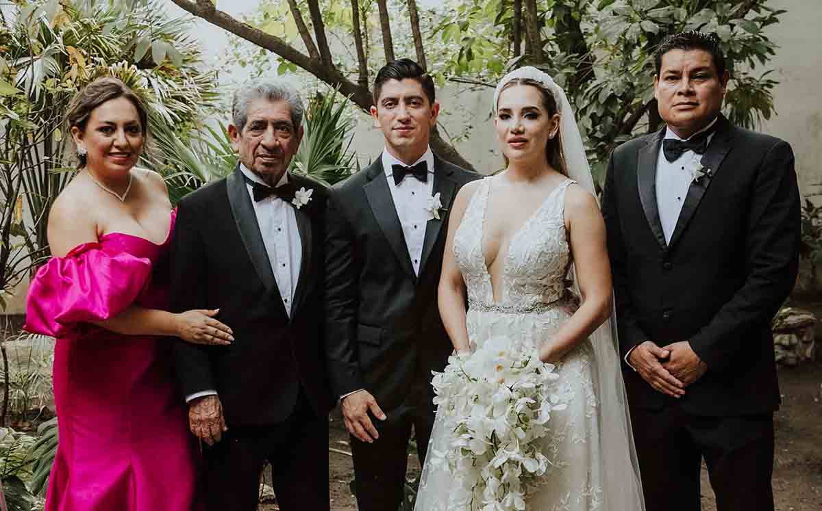 Asistentes felices de celebrar lo boda de Mayela Carranco y Ricardo Casanova