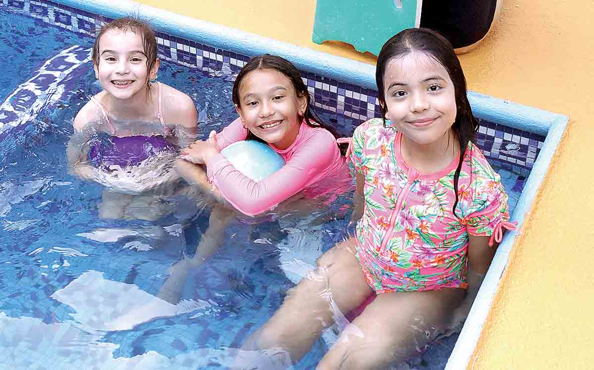 VALENTINA RAMIREZ, MARÍA REGINA HERNÁNDEZ Y TESSA GALVÁN felices en el festejo