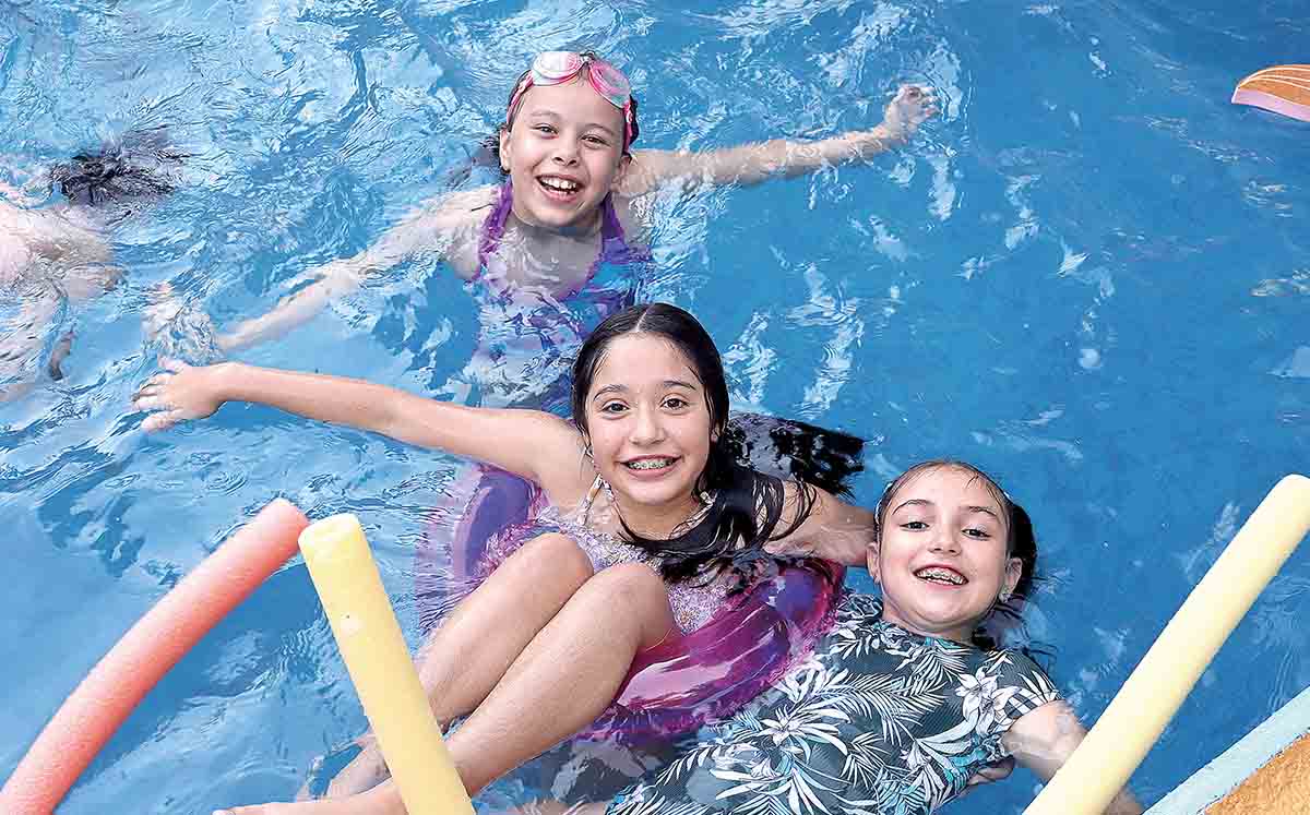 SAVAHANNA PEREZ, ANA CAMI HAMELIUS Y NEREA RAMOS disfrutaron de snacks como uvas, empanadas de cajeta y piña