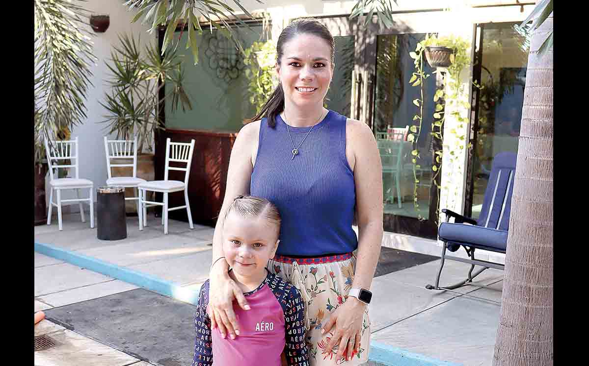 CAROLINA ÁNGULO Y KARLA CRUZ llegaron puntuales al festejo