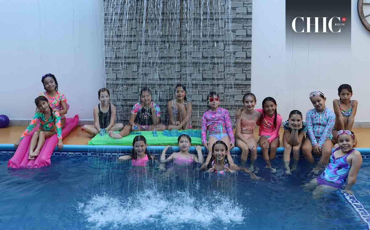 Asistentes en la albercada