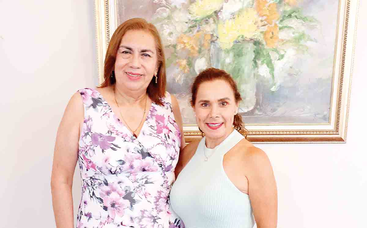 MIRNA HERNÁNDEZ Y PILAR ERAÑA degustaron de fruta picada, ensalada, enmoladas, café y galletas de vainilla