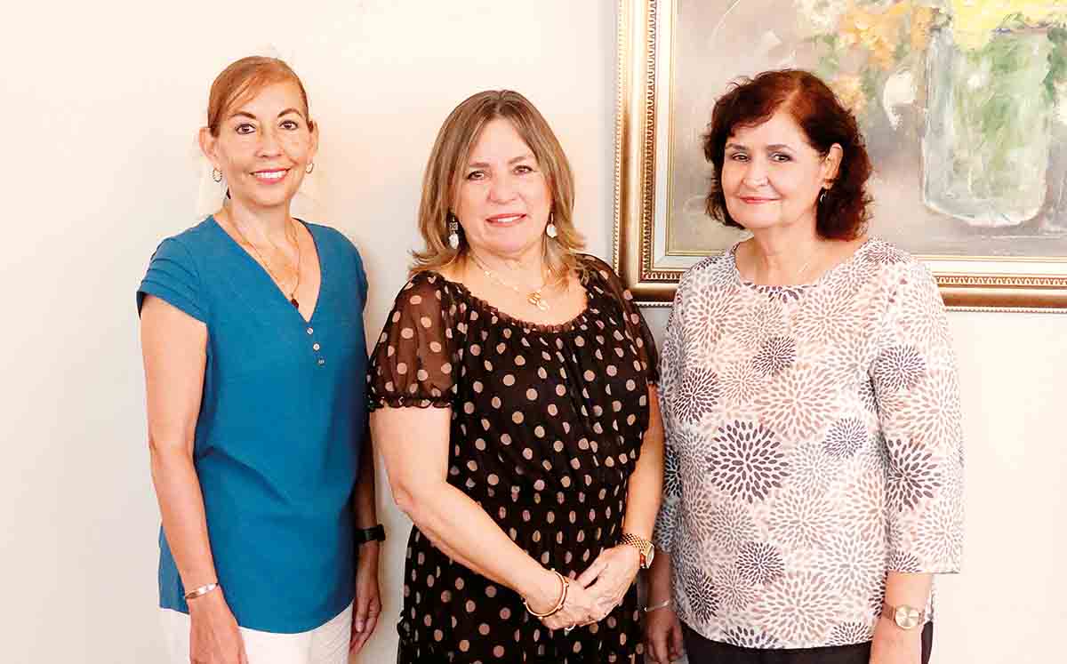 MAYTE AGUILAR, ROSA ESTEVE E IRMA ROSA PINO llegaron puntuales al festejo