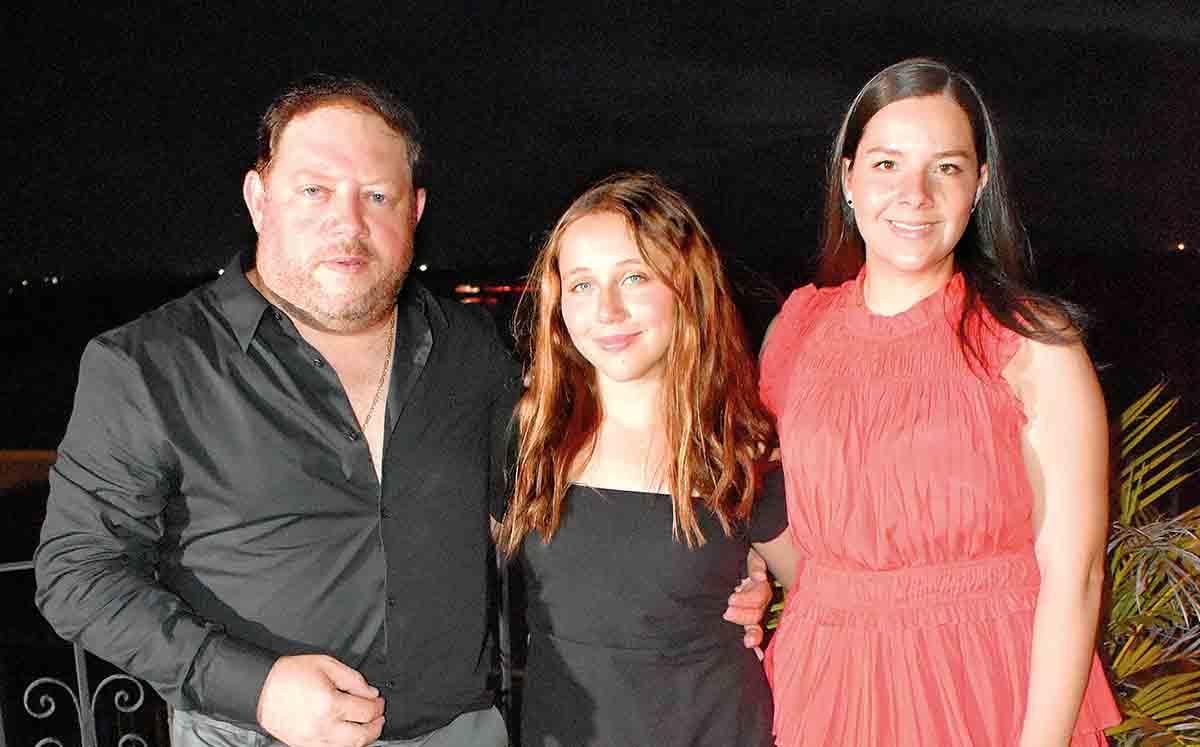JOSÉ MANUEL BENITEZ, MARÍA JOSÉ BENITEZ Y PRISCILA DE BENÍTEZ degustaron de una barra de pasta, ensaladas y paninis