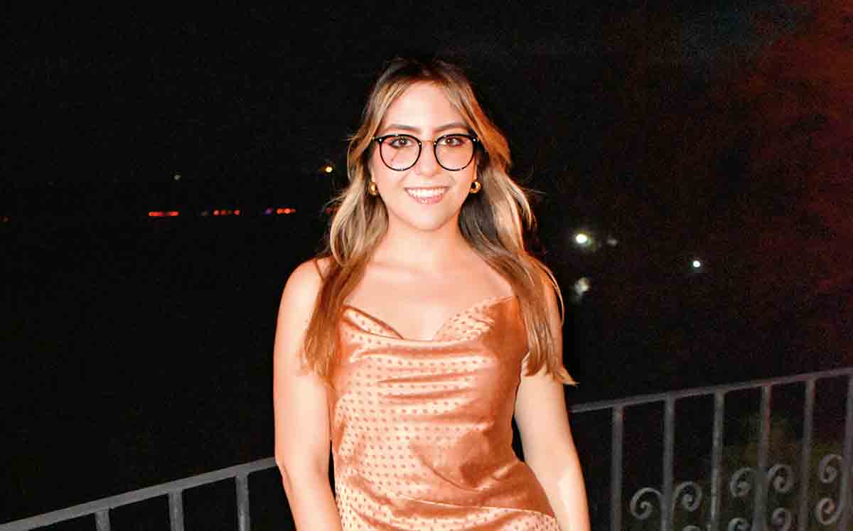 ANDREA RUIZ llegó con su mejor outfit a la pedida