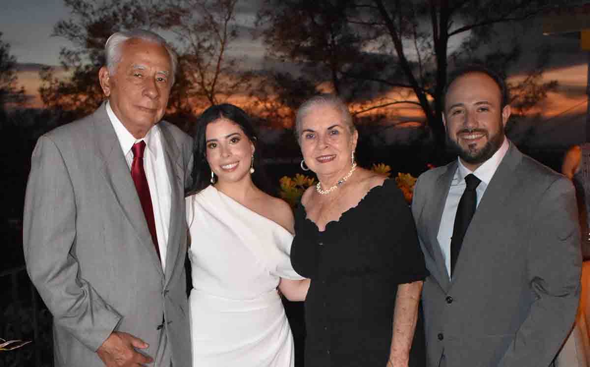 FRANCISCO JAVIER GÓMEZ, NORA MARTÍNEZ, NORA GONZÁLEZ Y RAFAEL BENITEZ llegaron puntuales al festejo