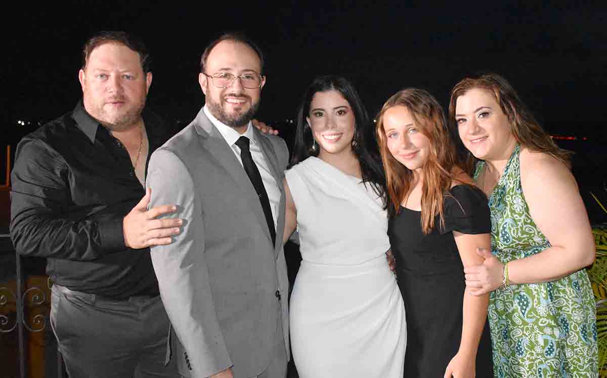JOSÉ MANUEL BENÍTEZ,  RAFAEL BENITEZ, NORA MARTÍNEZ, MARÍA JOSÉ BENÍTEZ Y MARIAGEL BENITEZ disfrutaronde la música de Beat Factory