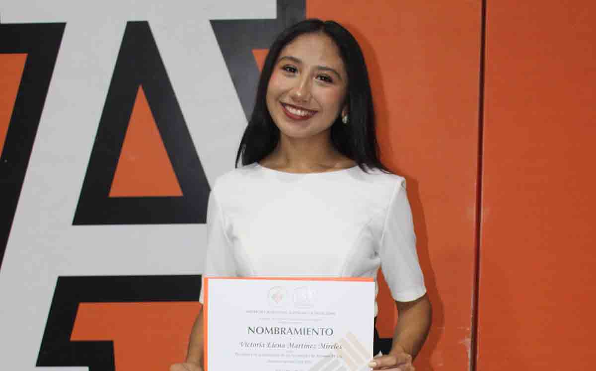 VICTORIA MARTÍNEZ recibió un reconocimiento durante la ceremonia