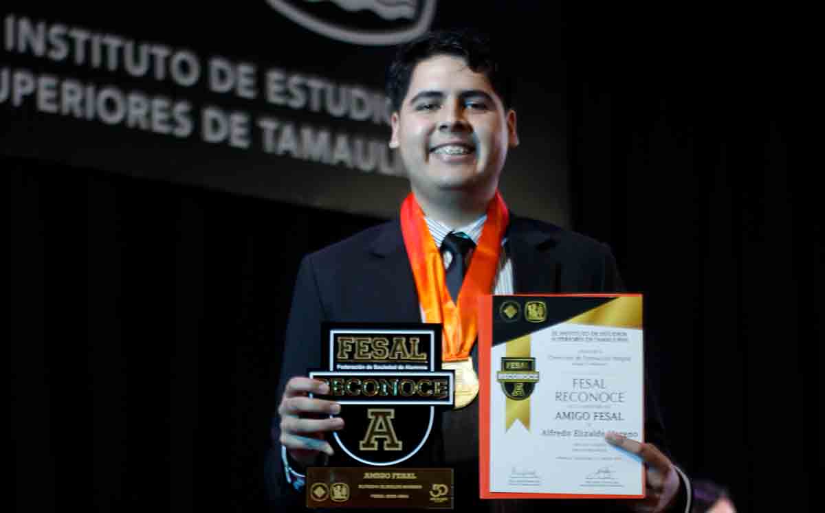 ALFREDO ELIZALDE recibió su reconocimiento FESAL