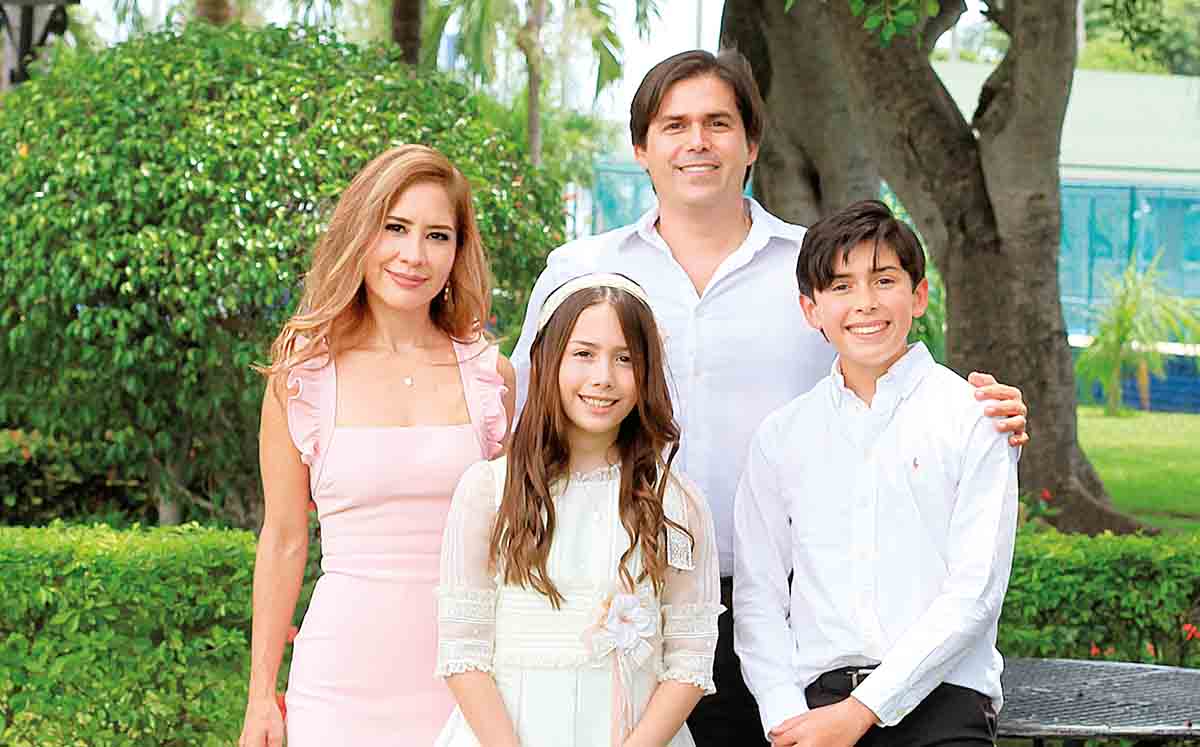 YANETH DE ARAGON, RODOLFO ARAGON Y RODOLFO ARAGON  felices de que VICTORIA ARAGON realizara su primera comunión