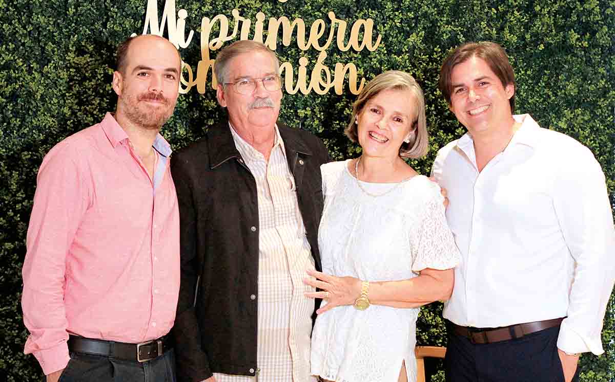 Asistentes llegaron puntuales a la misa en la Parroquia de San Pedro y San Pablo