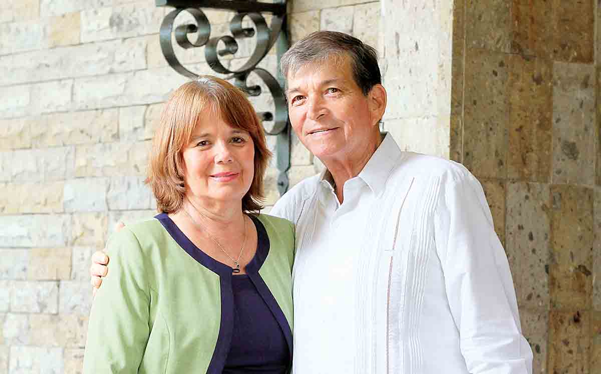 MARITE DE ARAGON Y ENRIQUE ARAGON disfrutaron dela música de José Francisco Meza