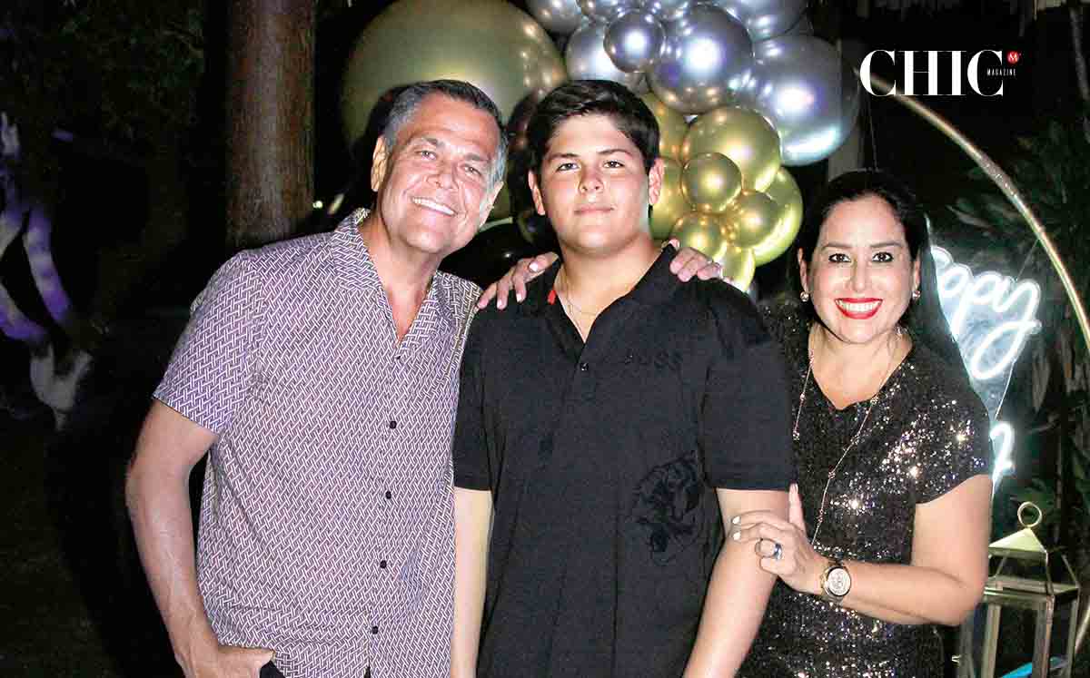 MIGUEL ÁNGEL VERLAGE Y LILIANA DE VERLAGE felices por celebrar junto a SEBASTIÁN VERLAGE de sus quince años