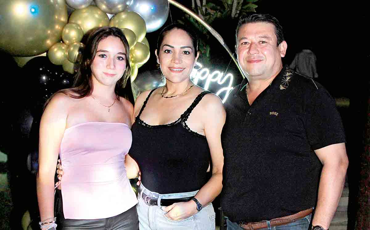 VIKA CLEMENTE, VERÓNICA DE CLEMENTE Y VICENTE CLEMENTE fueron recibidos con un fondo de globos de Cayorri Events
