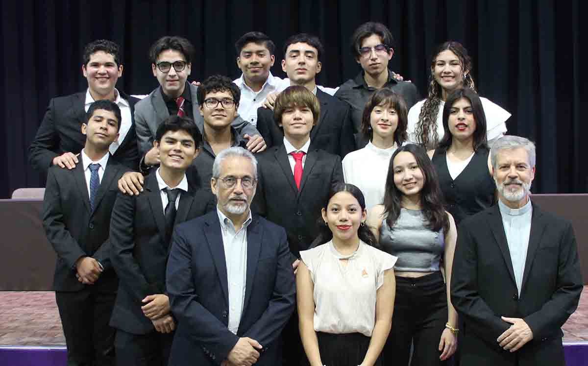 Asistentes presentes en la ceremonia de cambio de mesa directiva y sociedades de alumnos