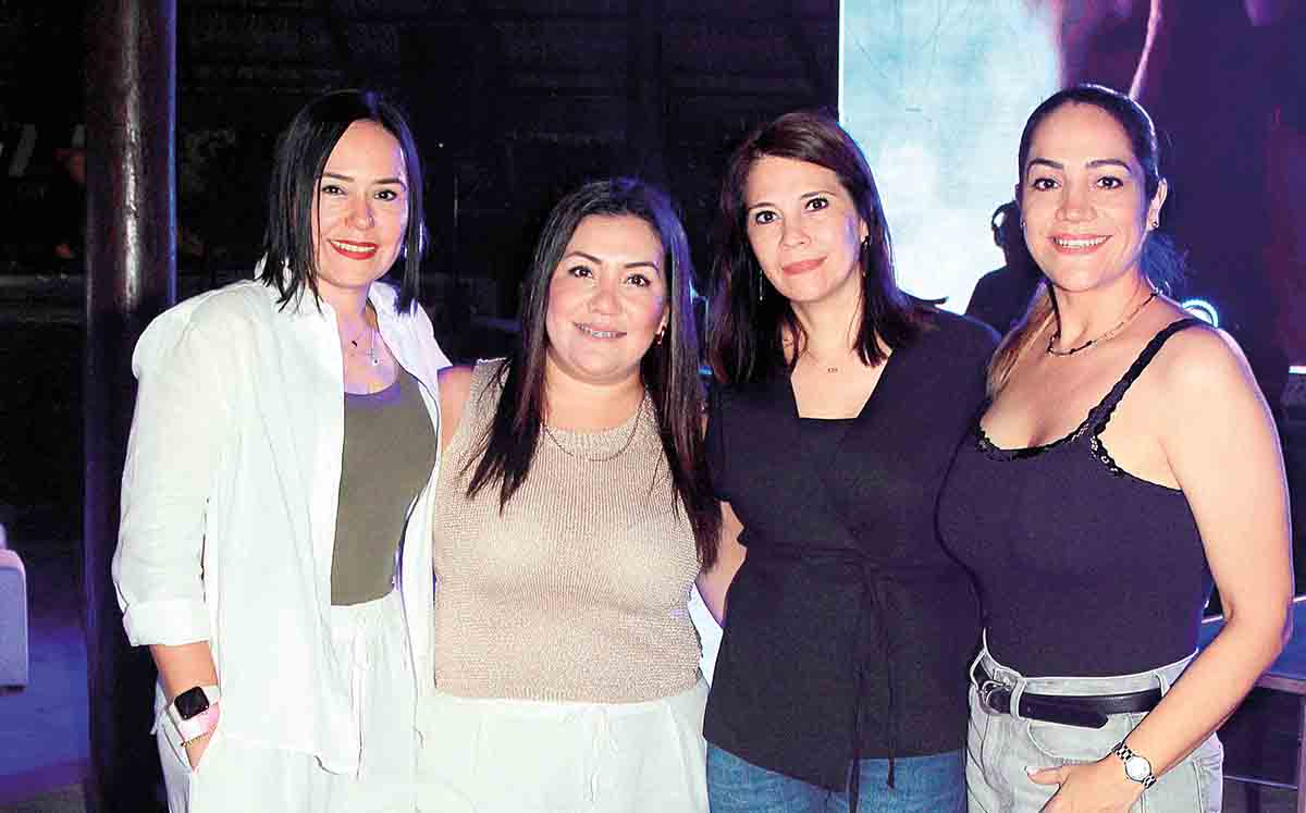 ANA CLAUDIA CASTILLO, LUCERO ARAGÓN, JESSICA GUZMÁN Y VERÓNICA DE CLEMENTE fueron recibidos con un fondo de globos de Cayorri Events
