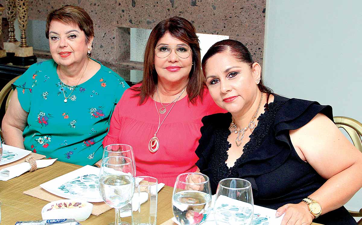 MILLY TURRUBIATES, YOLANDA TURRUBIATES Y NANCY TURRUBIATES llegaron puntuales al festejo