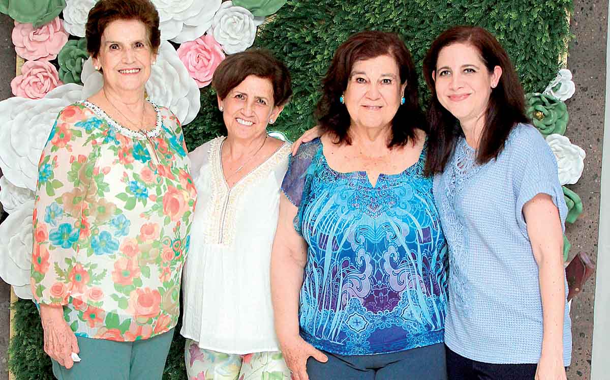ROSA MARIA ELIZONDO, PATRICIA ELIZONDO, NORA ELIZONDO Y KARINA VILA felices por la próxima unión