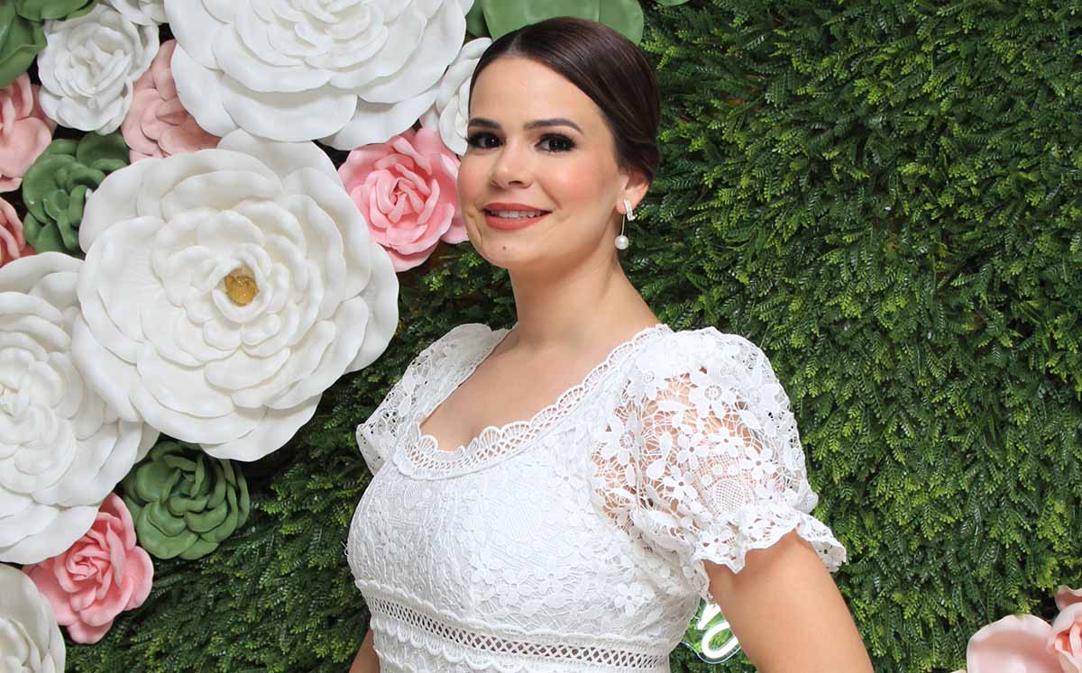 GABY CRISTO se llevó una gran sorpresa cuando su prometido llegó con mariachi y un ramo de flores