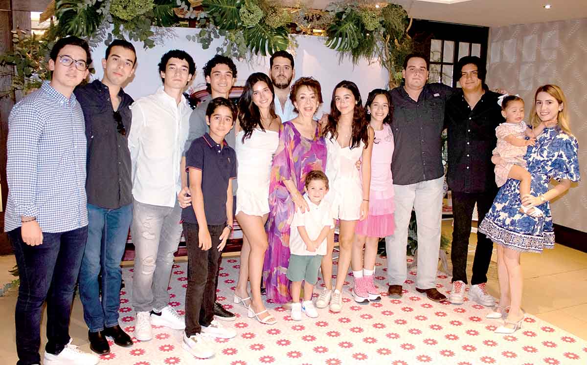 RAÚL BERMÚDEZ, JOSÉ RODRIGO GONZÁLEZ, EMILIO GONZÁLEZ, ARMANDO GONZÁLEZ, REBECA GONZÁLEZ, ALFREDO GONZÁLEZ, DORA LUZ DE GONZÁLEZ, ROMINA GONZÁLEZ