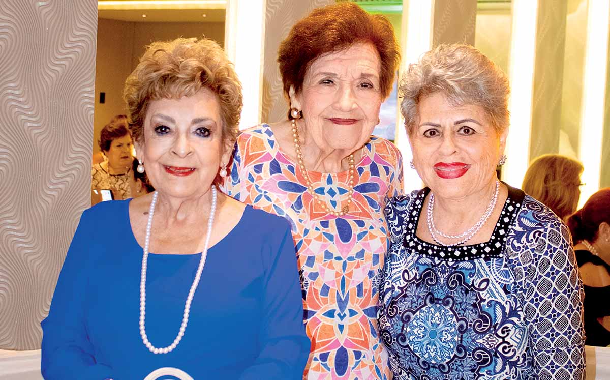 PERLA DE RODRÍGUEZ, MARÍA LUISA DE GUTIÉRREZ Y MARY DE GONZÁLEZ felices de festejar junto a Dora Luz de su cumpleaños