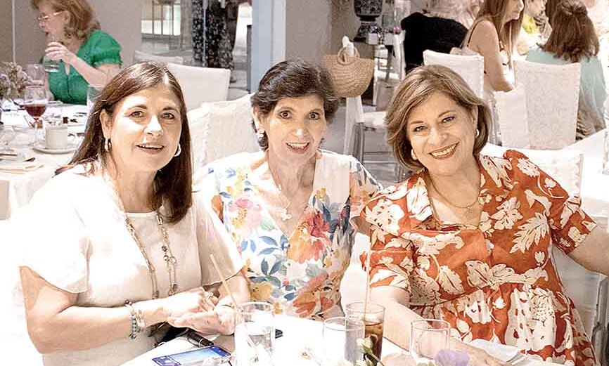 SILVIA DE PEÑA, LUPITA SALAZAR Y PATY DE SÁNCHEZ disfrutaron de la temática de la Casa Fernández
