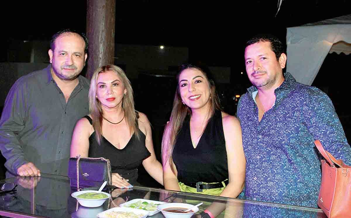 GILBERTO CASTELLANOS, YURIDIA ARADILLAS, FLOR MIJES Y EDGAR CLEMENTE disfrutaron del ambiente a cargo de Mega Bass