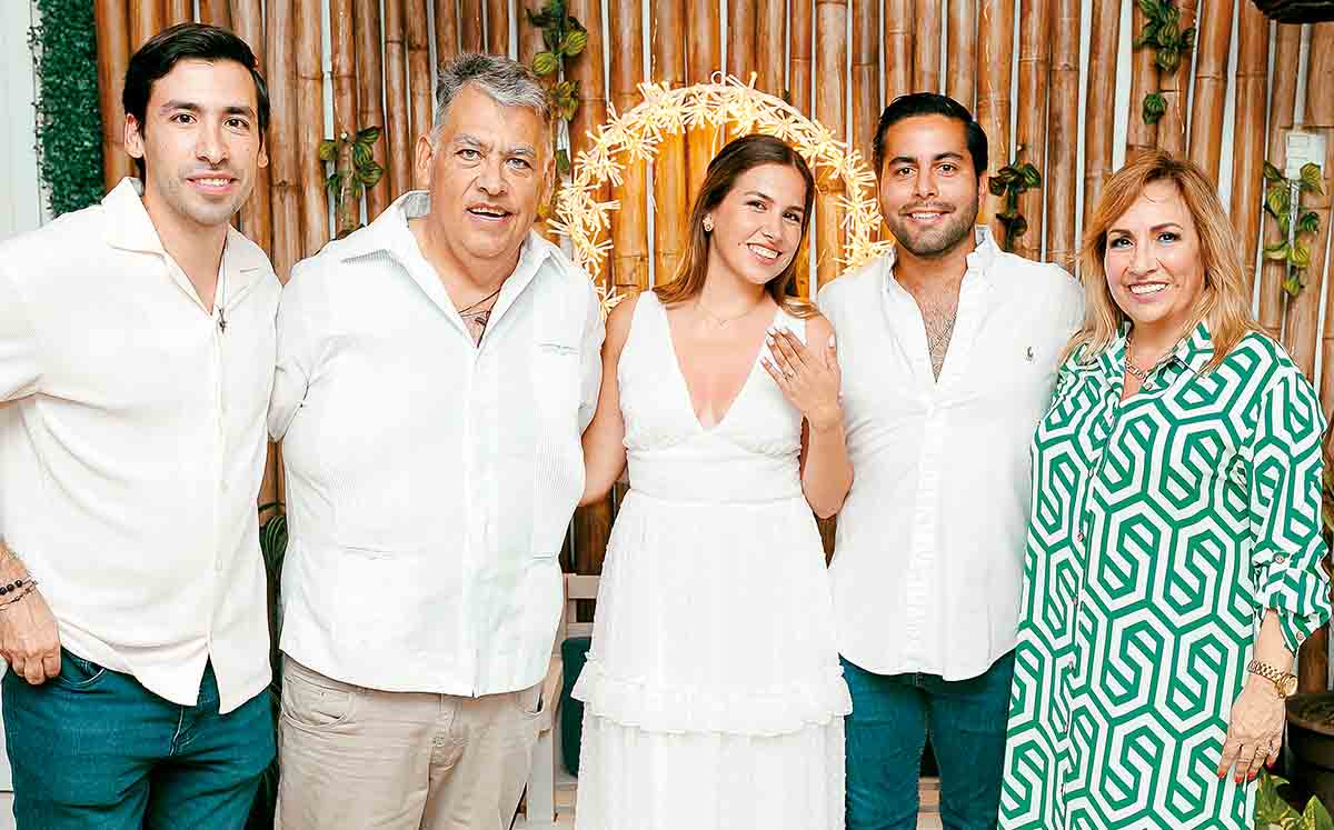 RICARDO MARTÍN DEL CAMPO, RICARDO MARTÍN DEL CAMPO FLORES, VERÓNICA MARTÍN DEL CAMPO, JORGE MORRIS Y VERÓNICA DE LA GARZA felices por la unión
