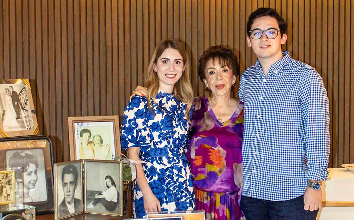 DORA LUZ DE GONZÁLEZ acompañada de sus seres queridos