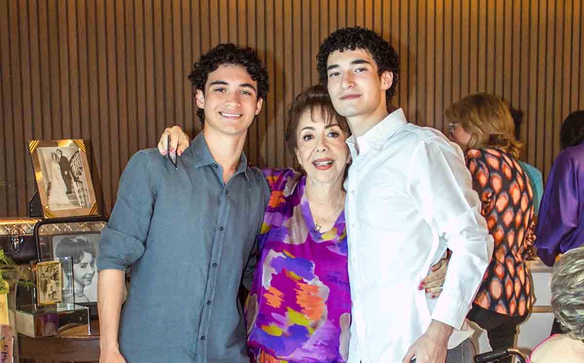 DORA LUZ DE GONZÁLEZ acompañada de sus seres queridos