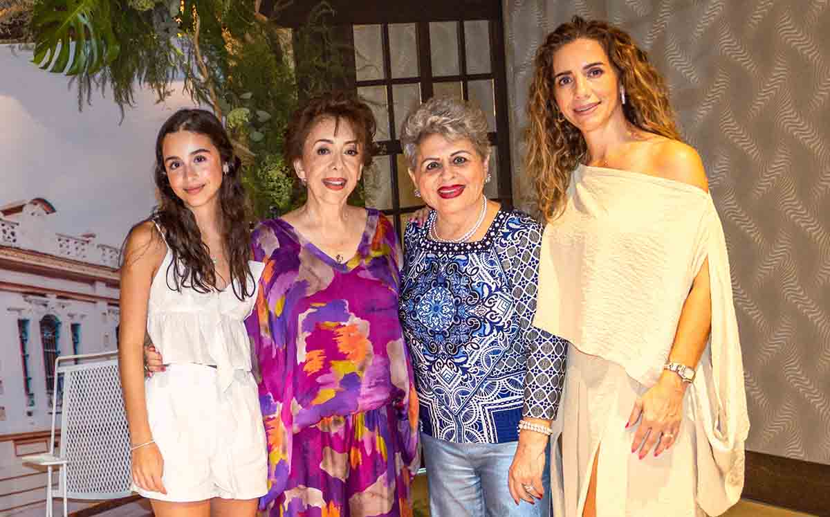 DORA LUZ DE GONZÁLEZ acompañada de sus seres queridos