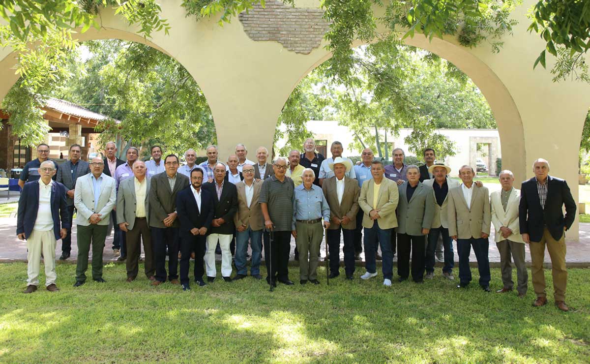 Egresados de preparatoria del IFL
