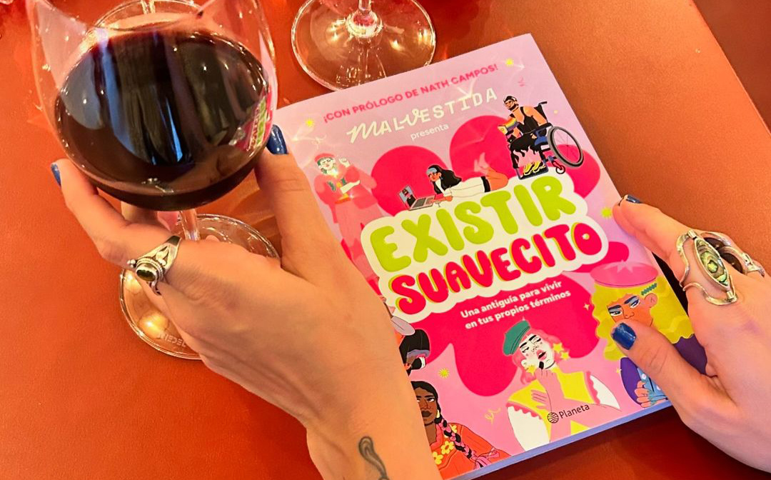 Existir Suavecito, el nuevo libro de Ale Higareda. (Foto: Instagram)