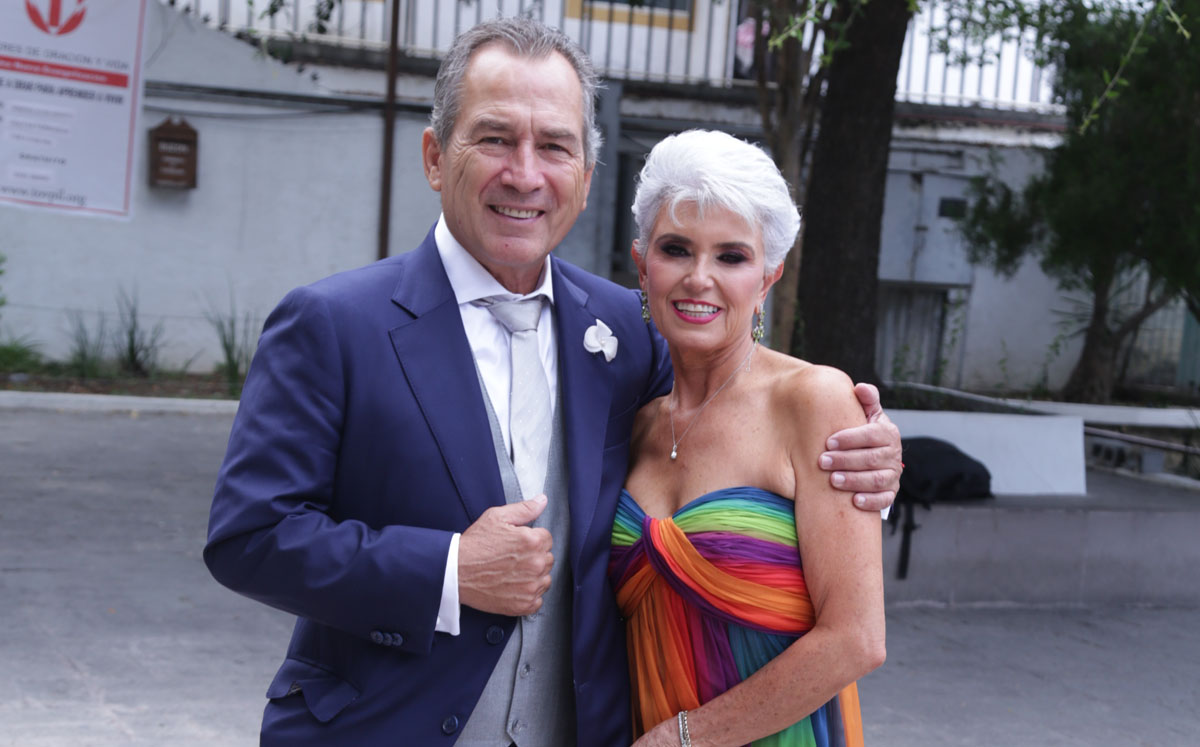 PAPÁS DEL NOVIO. Juan Angel González y Ania Lozano de González
