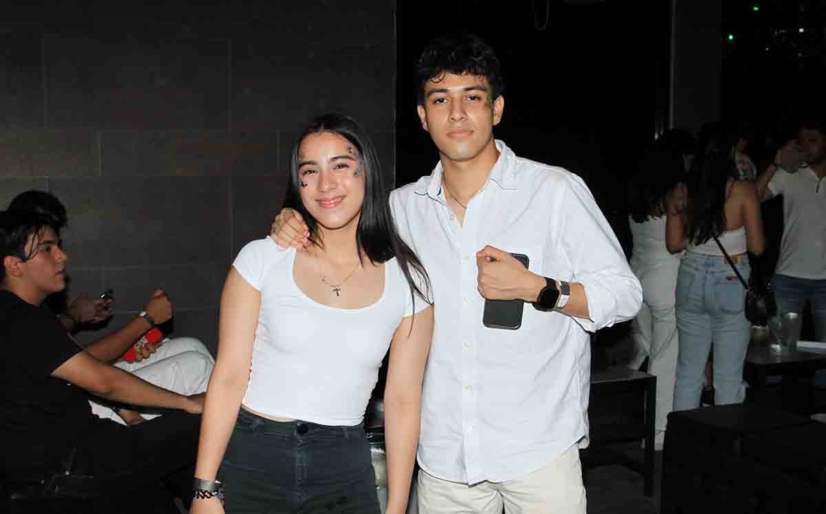 SARAH SONNI Y AXEL VARGAS llegaron acorde al dress code Black and White
