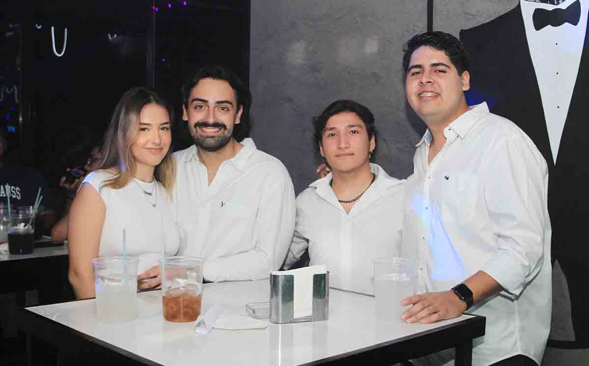 Asistentes felices en su fiesta de bienvenida