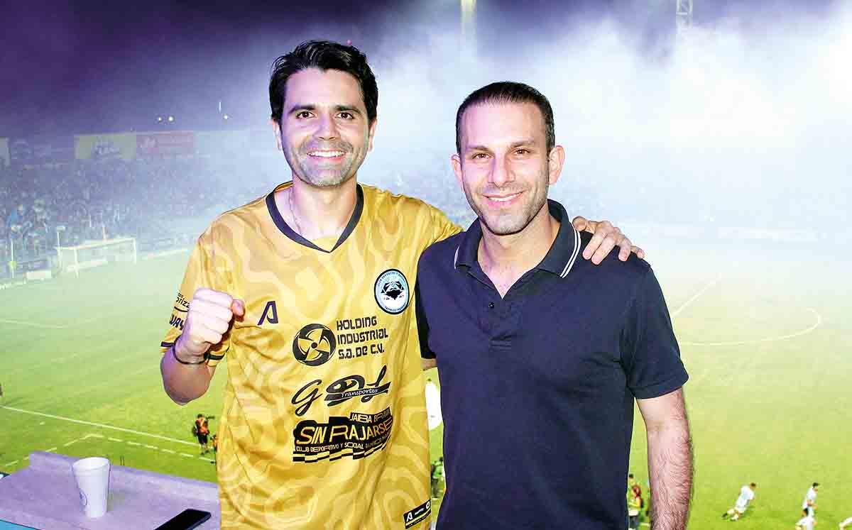 CARLOS FERNÁNDEZ Y MON MARON disfrutaron de una noche llena de emoción durante el Clásico Tamaulipeco