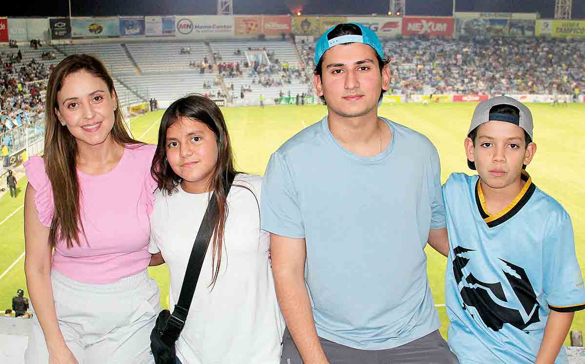 SAIRA MOLINA, SAIRA NEMER, NETO NEMER Y NICO NEMER disfrutaron del protocolo de inicio del partido del Clásico Tamaulipeco
