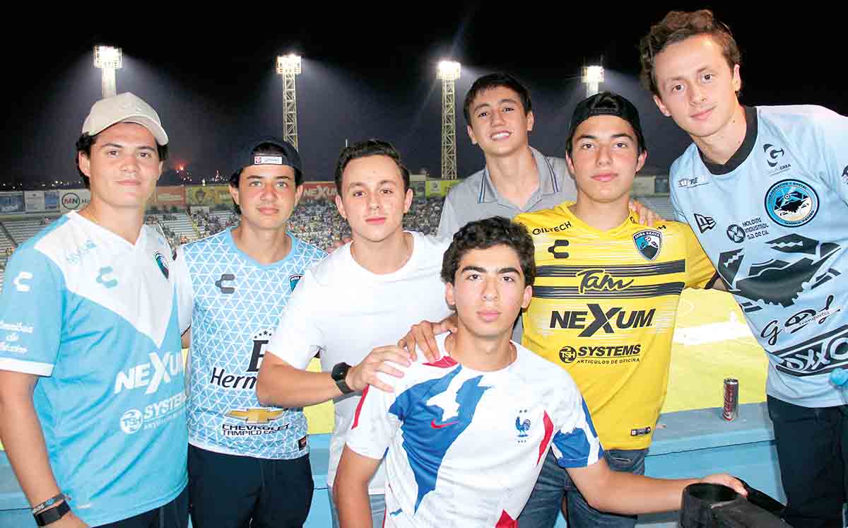 JOSÉ SCHEKAIBAN, MATEO SCHEKAIBAN, EMILIO MEZA, ANTONINO ALONSO, ARMANDO ERAÑA, JULIAN MEZA Y KARIM CHIMELY felices en el Estadio Tamaulipas