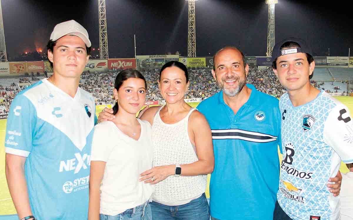 JOSÉ SCHEKAIBAN, MARÍA ISABEL SCHEKAIBAN, ISA ENRIQUEZ, JOSÉ SCHEKAIBAN Y MATEO SCHEKAIBAN estuvieron presentes durante el partido de la Jaiba Brava