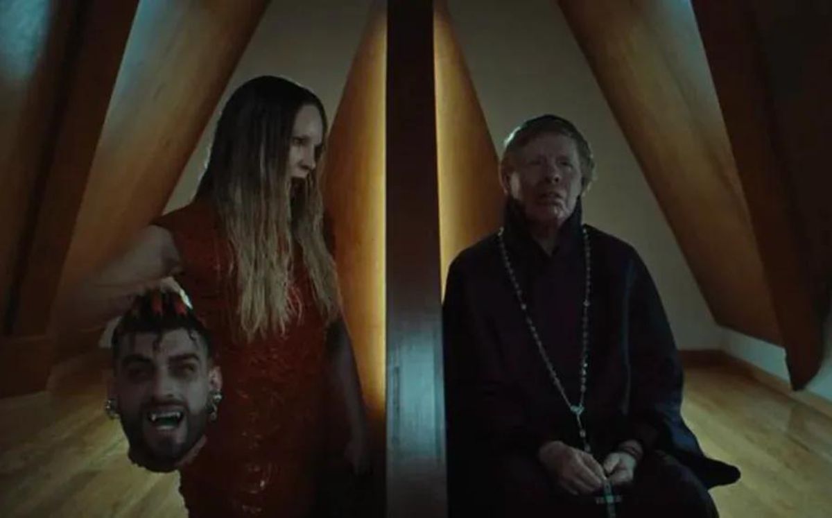 Belinda con la cabeza que hace referencia a Nodal en 'La Mala' (YouTube)