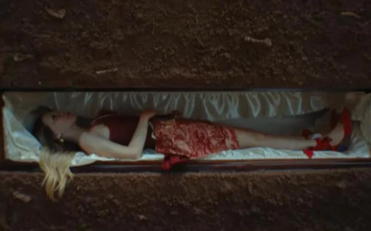 Belinda en la tumba de 'La Mala' (Youtube)