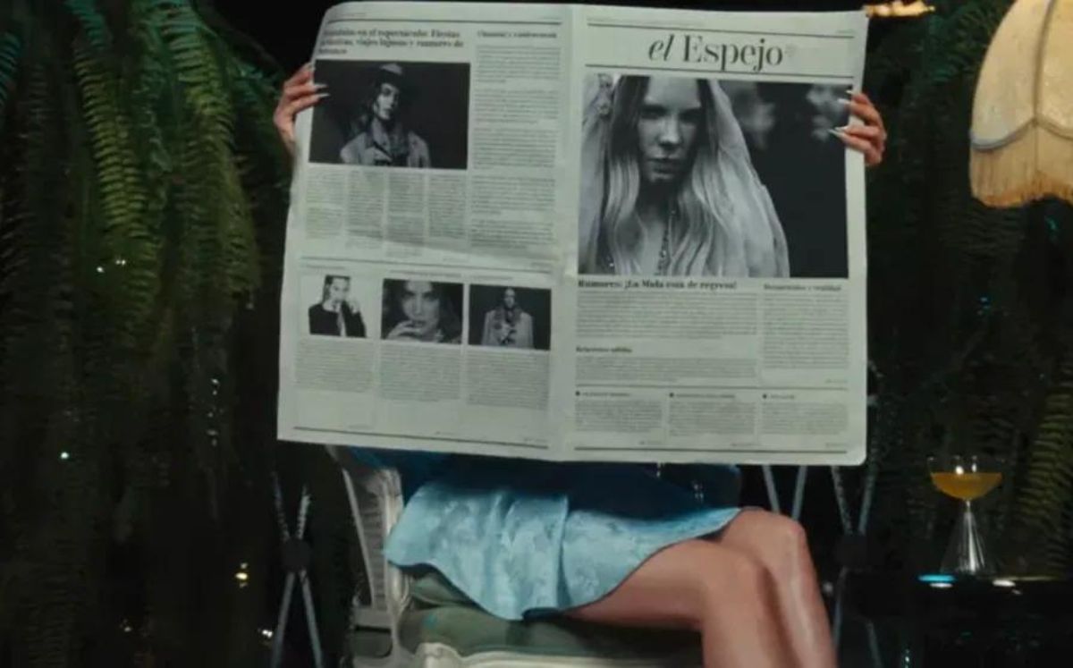 Belinda lee las noticas en 'La Mala' (YouTube)