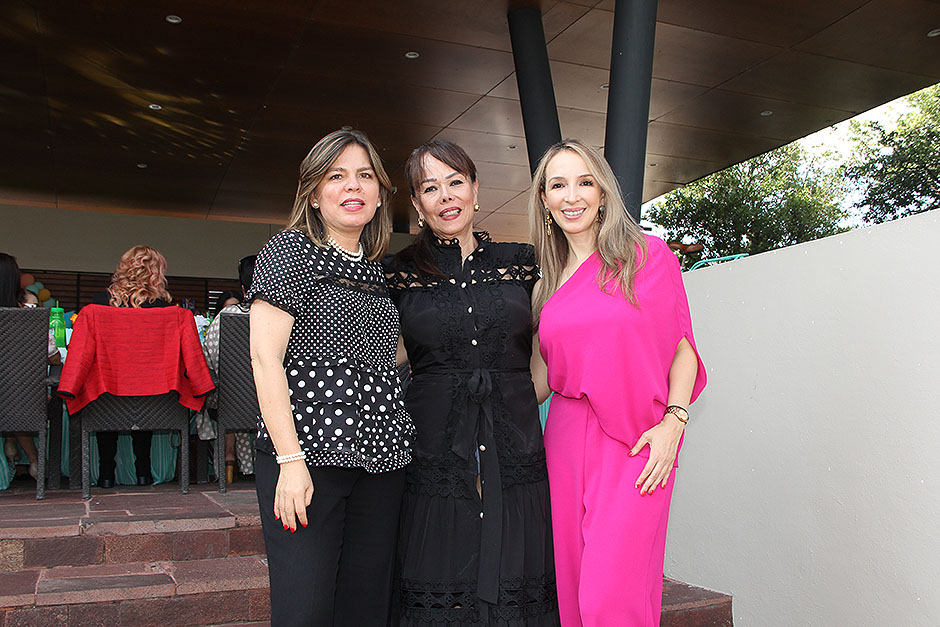 Catalina Olea, Anabel Gómez y Natalia TreviñoGabriela González y Karina Fregoso.