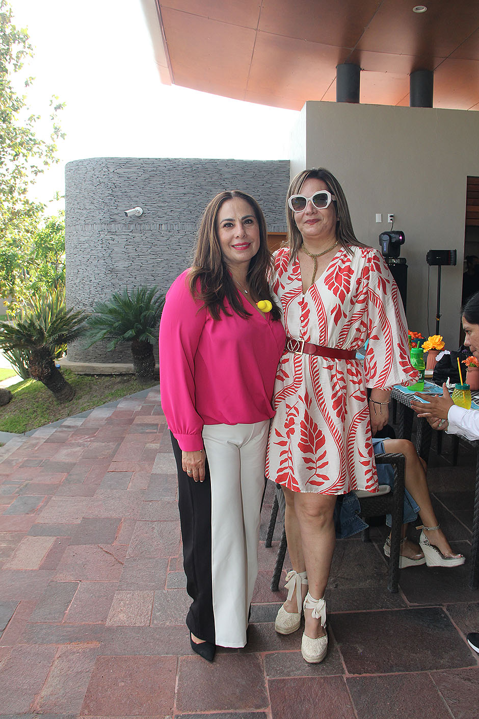 Gabriela González y Karina Fregoso.