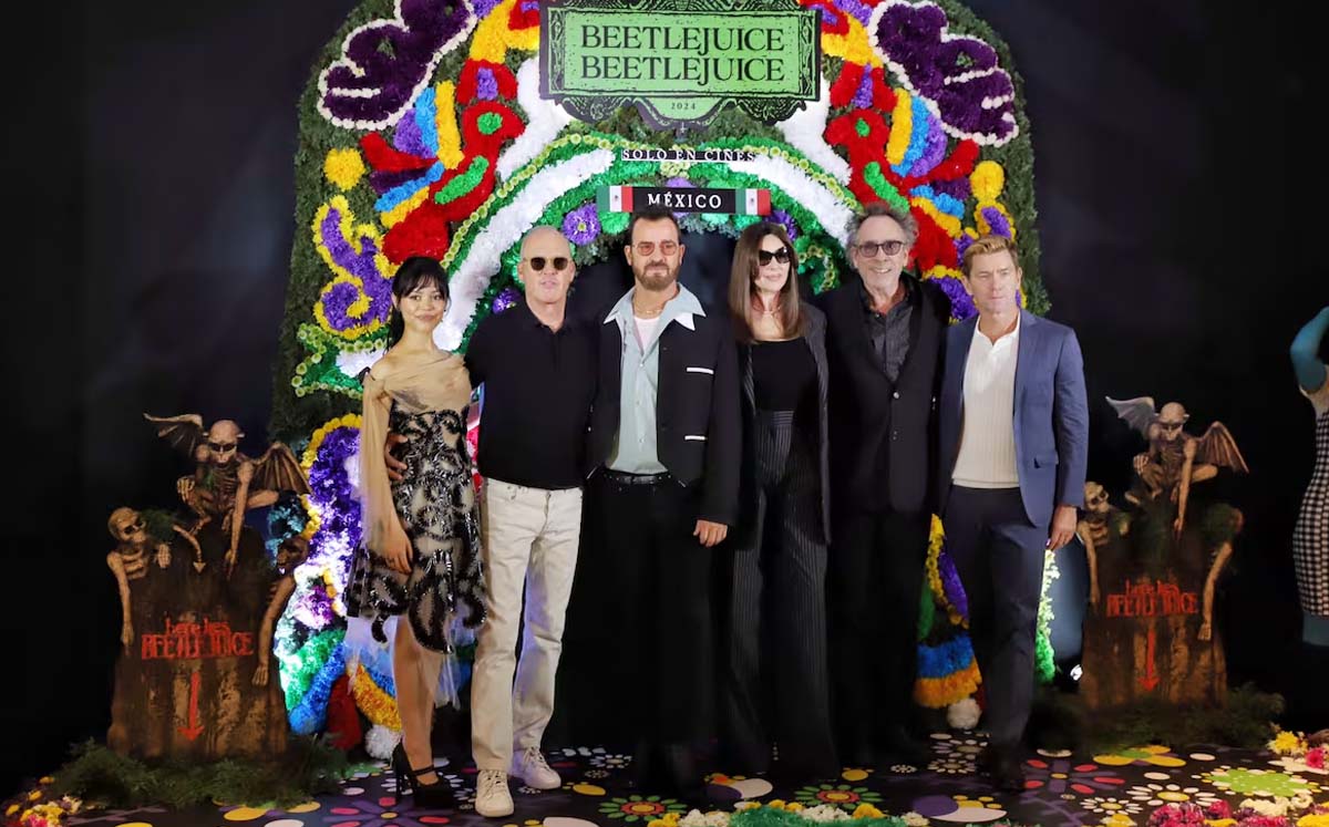 Jenna Ortega, Michael Keaton, Justin Theroux, Monica Bellucci, Tim Burton y el productor Tommy Harper / Foto: @GlamourMex