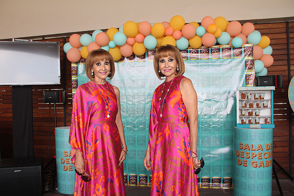 Thais Loera y Esperanza Loera.