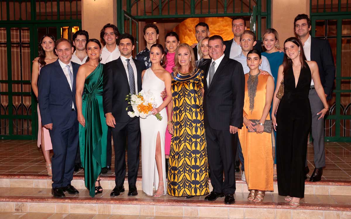 Los novios junto a sus familias