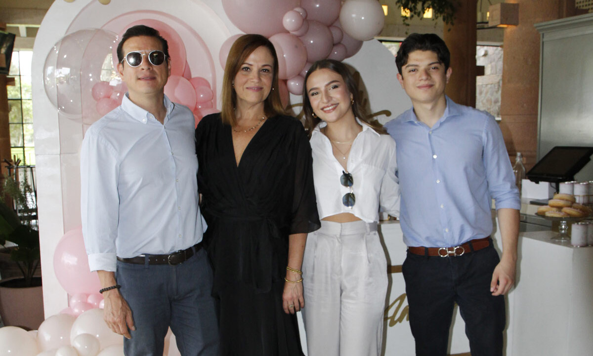 Adrián Camacho,  Norma Martínez, Adrián Camacho y Natalia Camacho